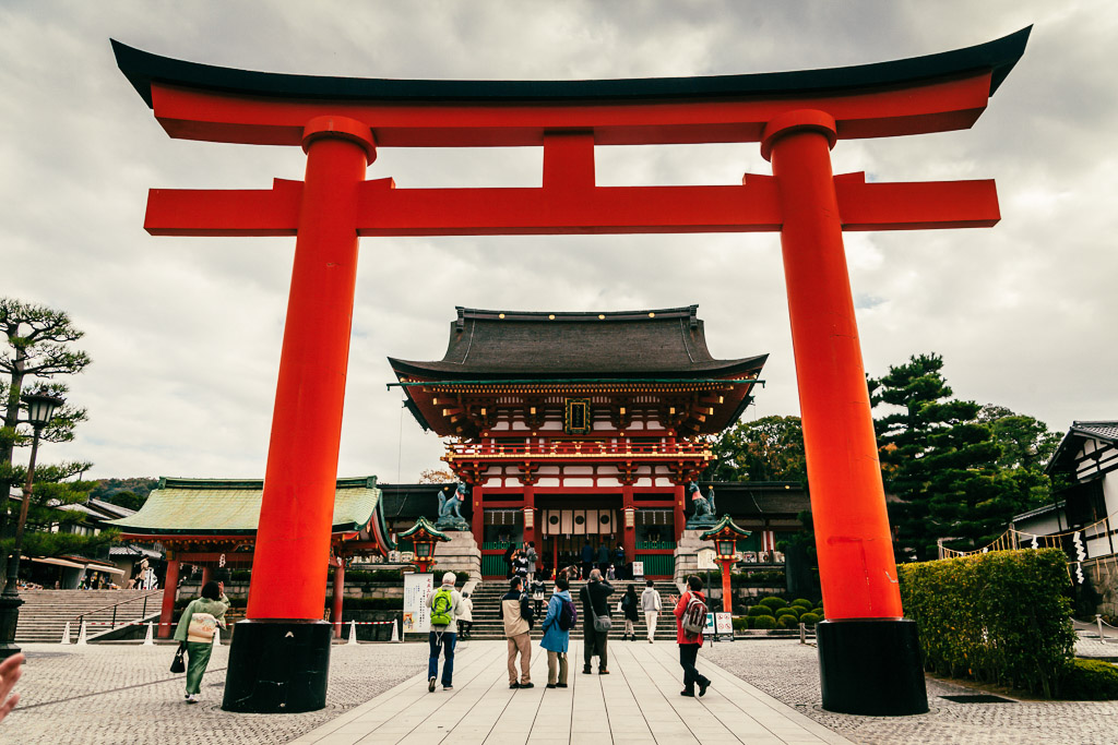 torii et grande porte du sanctuaire Fushimi Inari Taisha