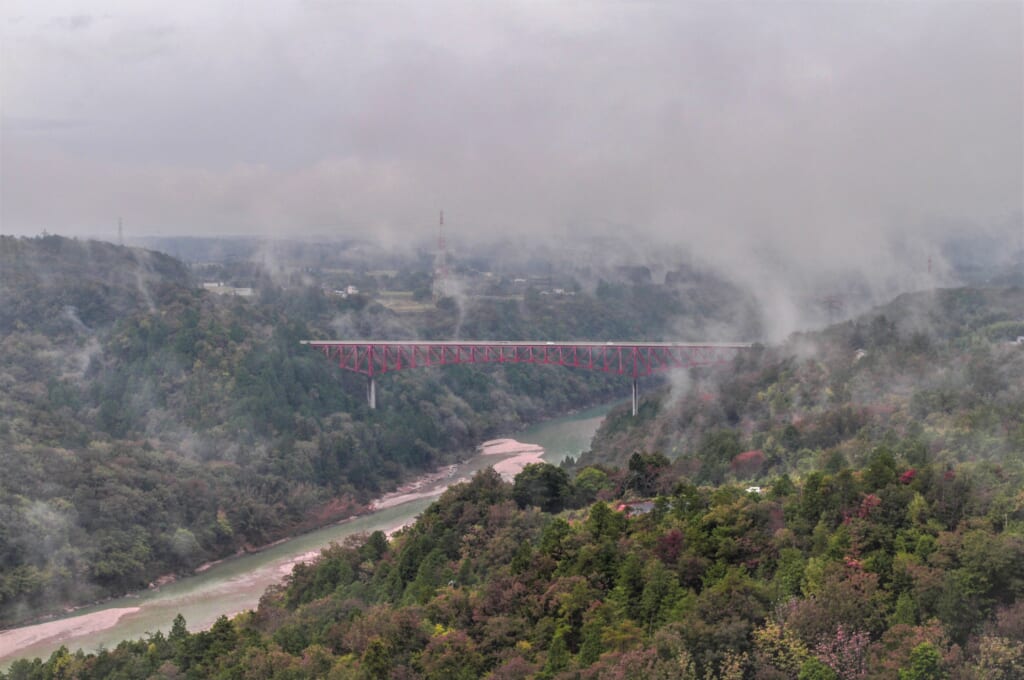 Pont à travers la brume depuis le château de Naegi