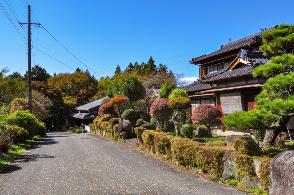 maison japonaise le long d'une route dans la préfecture de Gifu