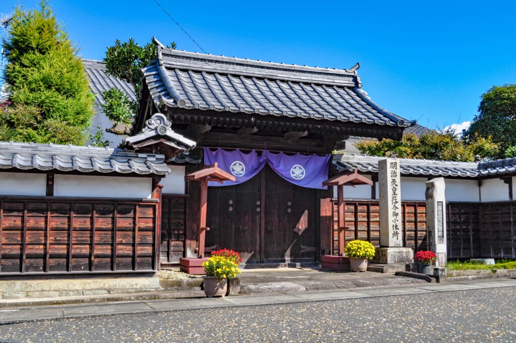 porte d'entrée d'une résidence traditionnelle japonaise