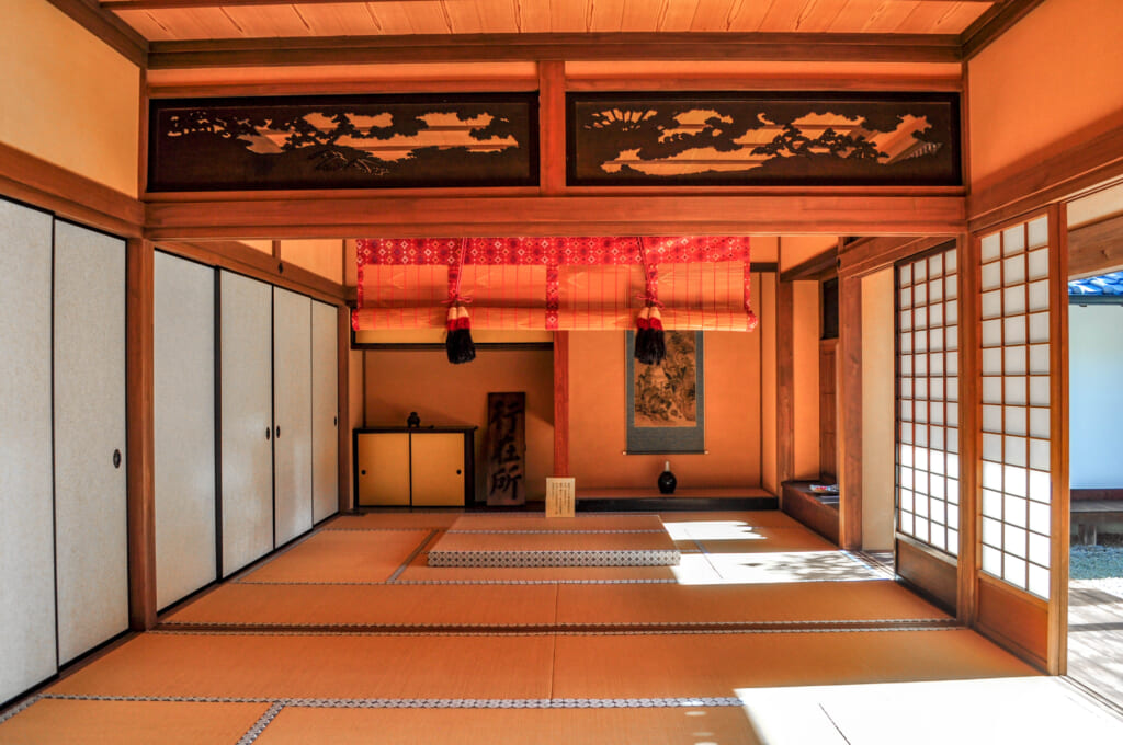 grande pièce en tatamis dans une résidence japonaise