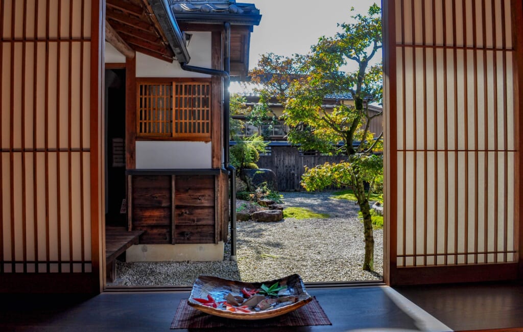 jardin japonais dans une cour intérieure