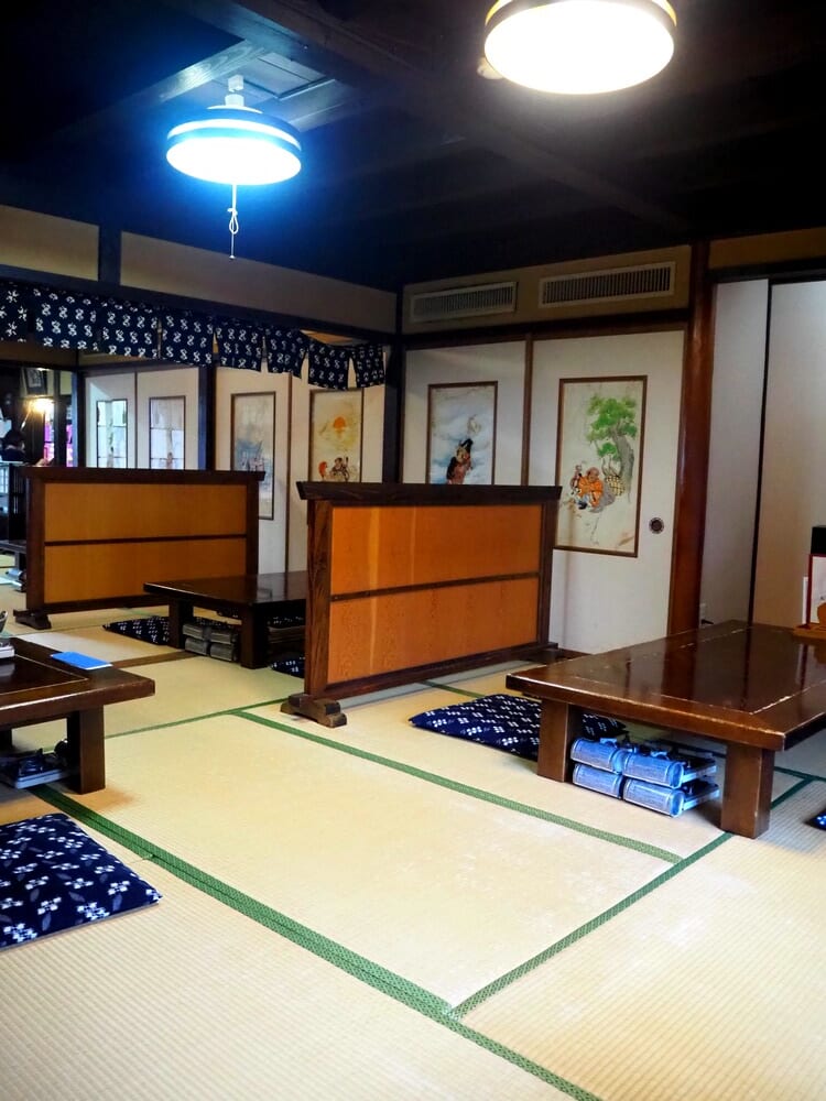 un restaurant traditionnel japonais au sol en tatami