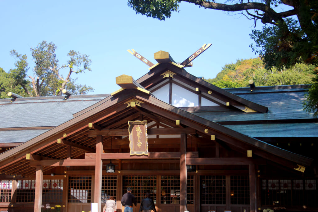 sanctuaire de Sarutahiko devant un ciel bleu