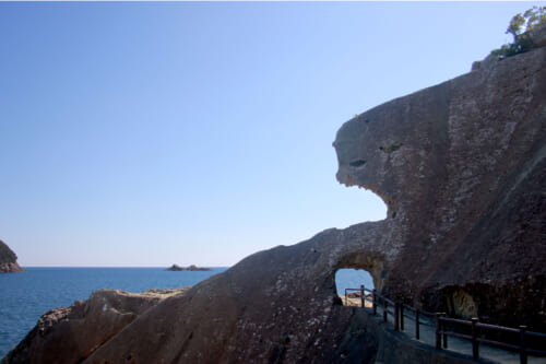 une formation rocheuse sur un littoral ressemble à un visage d'ogre
