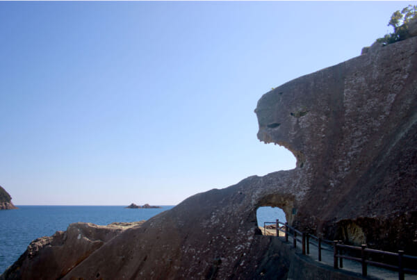 une formation rocheuse sur un littoral ressemble à un visage d'ogre
