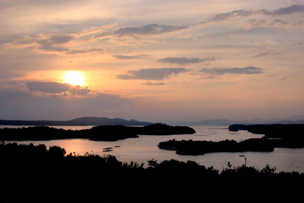 Le soleil se couche sur la baie d'Ago et ses parcs à huîtres