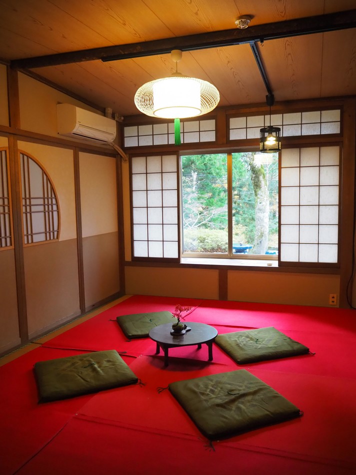 Piece tatami agrémenté de zabuton, des coussins pour s'asseoir parterre.