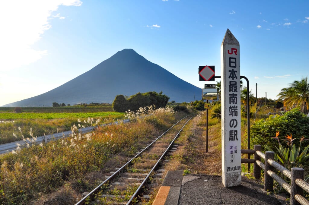 Gare de Nishi Oyama avec vue sur le Kaimondake