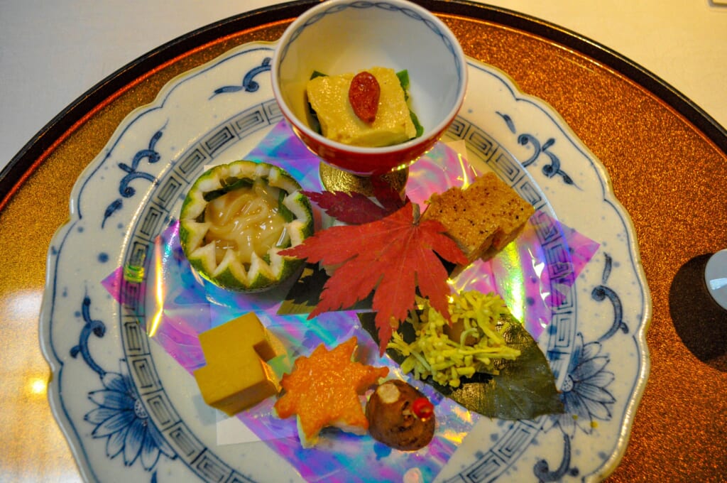 Repas kaiseki - zensai (amuse-bouche) : tamagoyaki, calmar et tofu