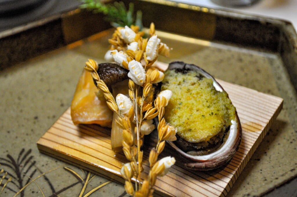 repas kaiseki - ormeau au beurre et à l'ail et son blé soufflé