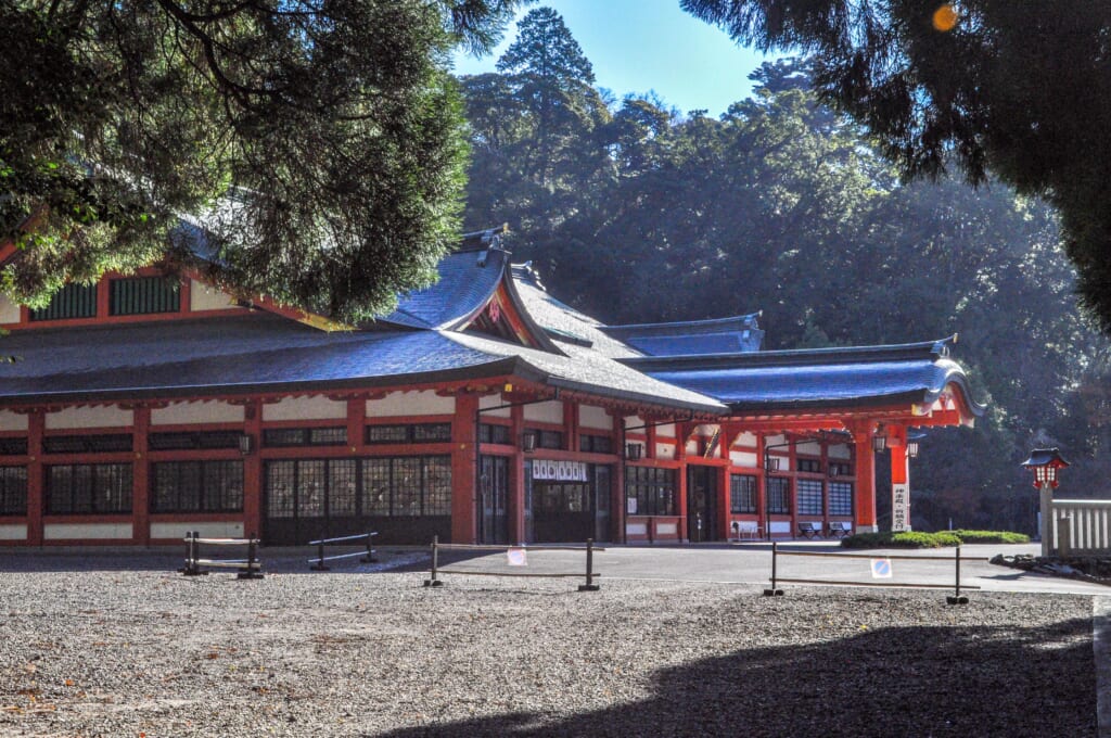 Sanctuaire Kirishima éclairé par le soleil matinal