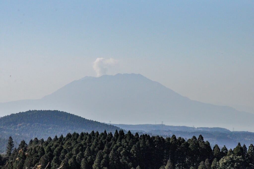 Vue du Mont Sakurajima depuis le sanctuaire Kirishima