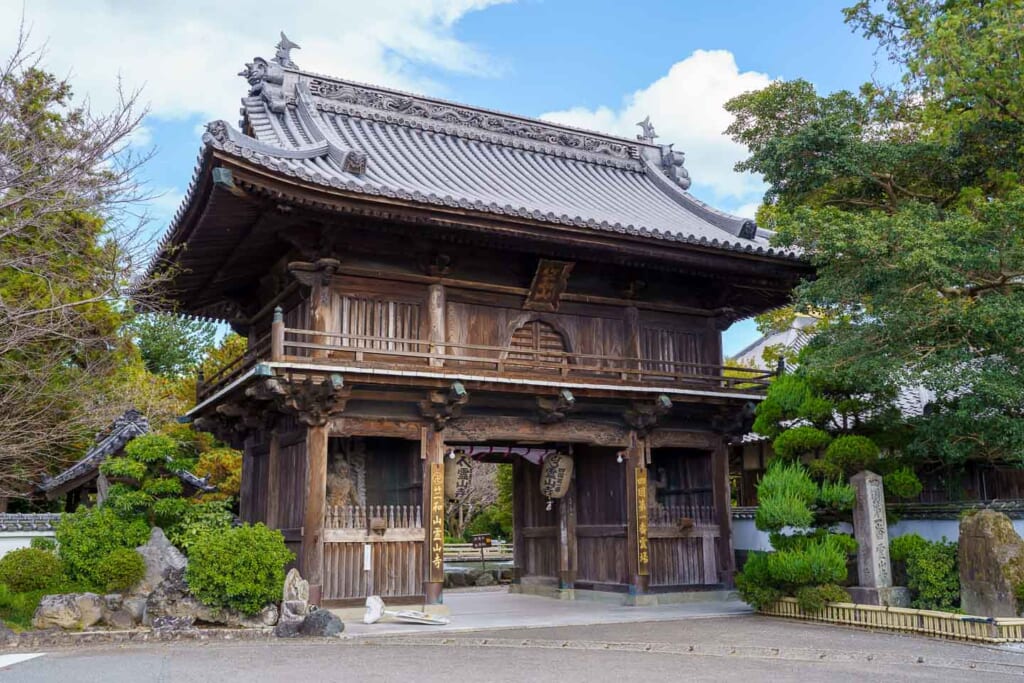 Grande porte d'entrée en bois d'un temple japonais à Shikoku