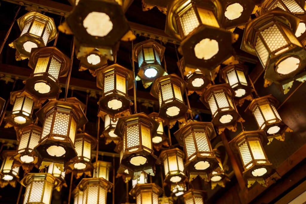 Des lanternes japonaises illuminées à l'intérieur d'un temple