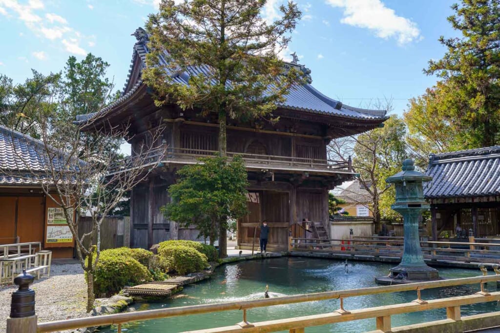 Le temple de Ryozen-ji et son étang, premier temple du pèlerinage de Shikoku