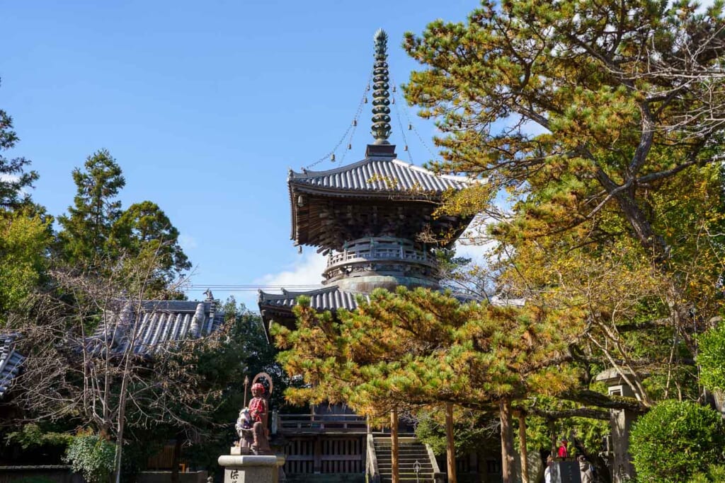 Une pagode dans un temple japonais