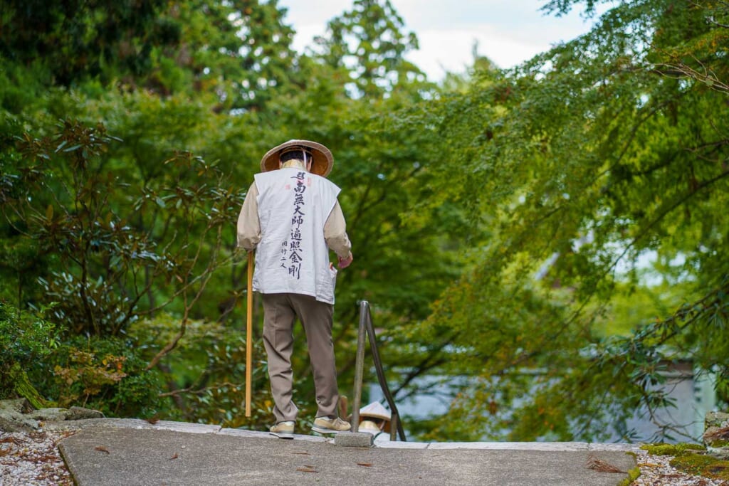 Un pèlerin sur le pèlerinage des 88 temples de Shikoku
