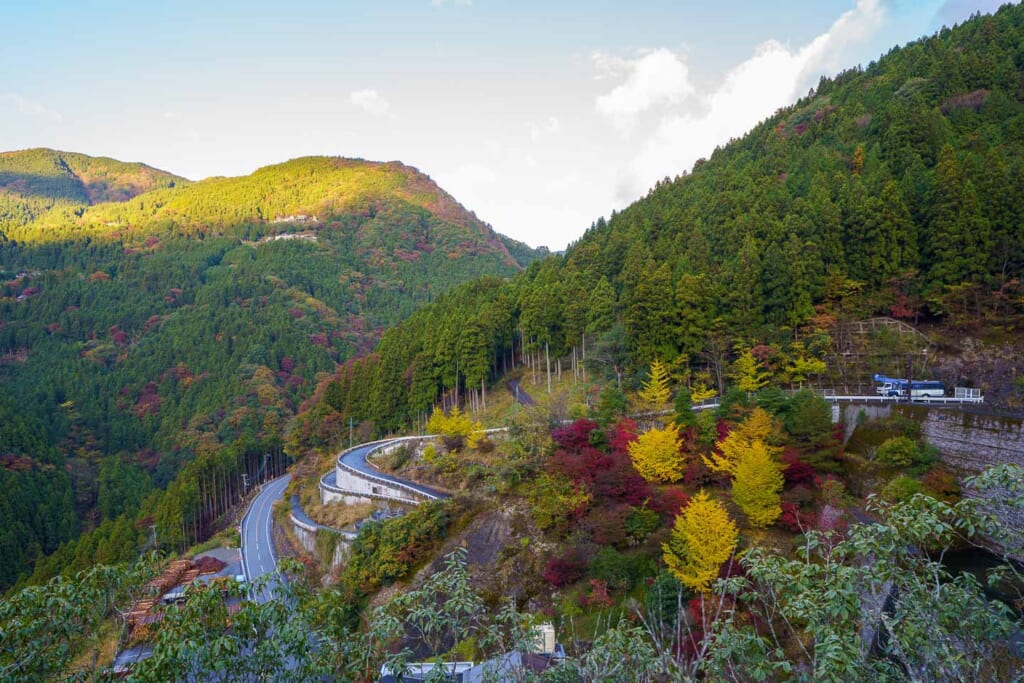 Magnifique paysage de montagne depuis un hôtel japonais à Shikoku