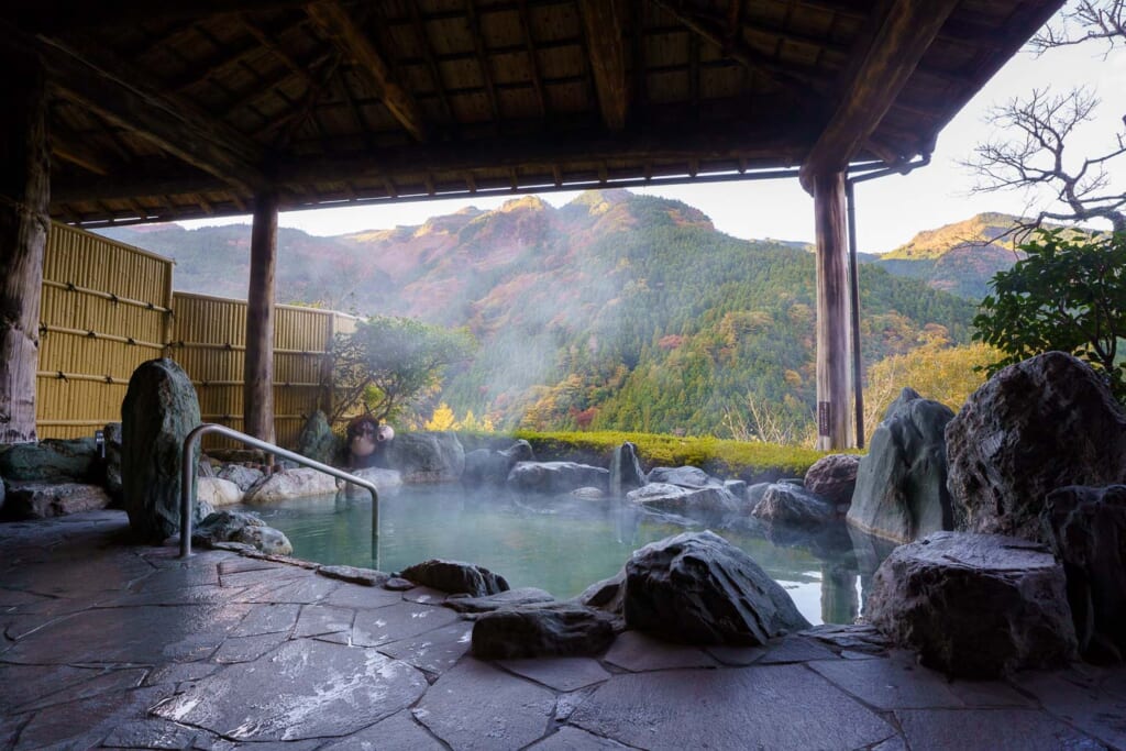 Les eaux fumantes d'un onsen niché dans les montagnes de Shikoku