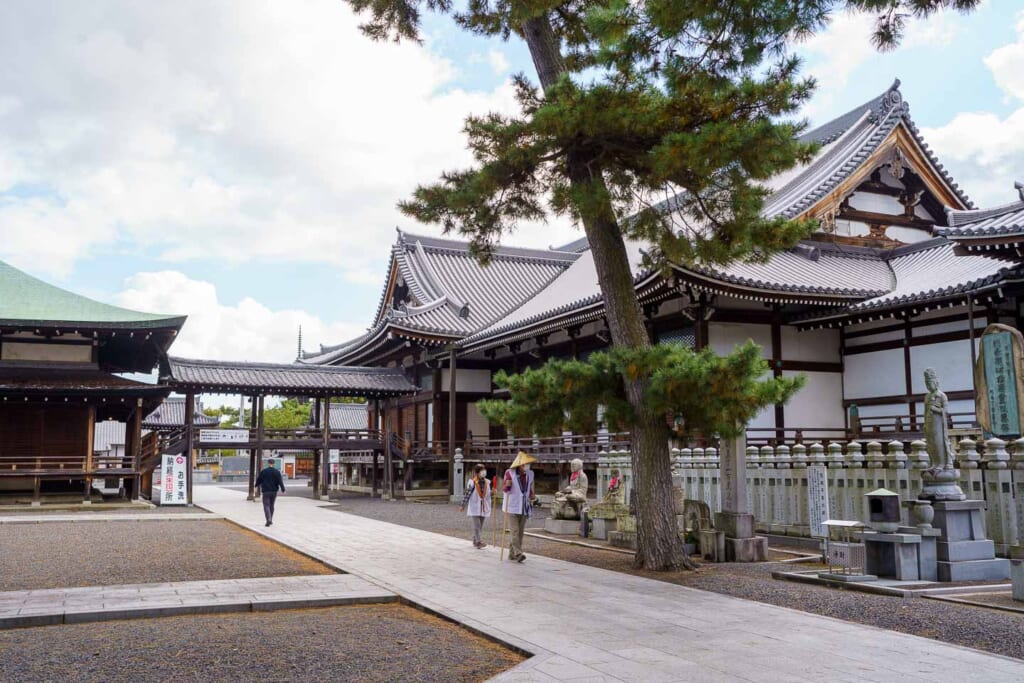 Des pèlerins du pèlerinage de Shikoku visitant le temple de Zentsu-ji