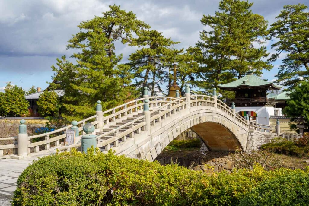 Un pont en pierre dans l'enceinte d'un temple bouddhiste japonais