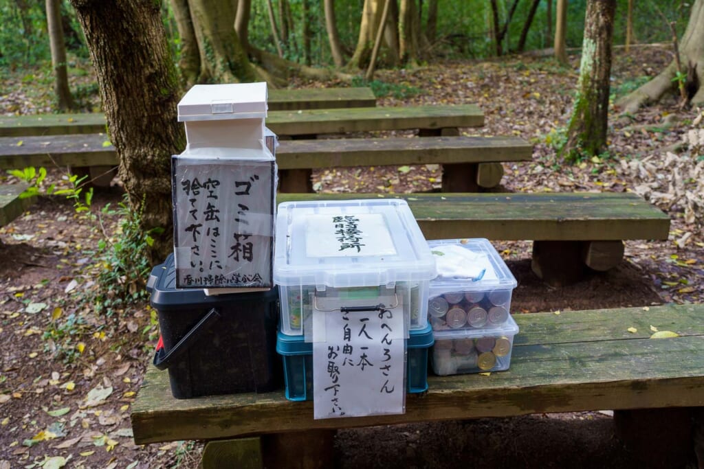 des boissons laissées sur le bord du chemin de pèlerinage de Shikoku pour les pèlerins