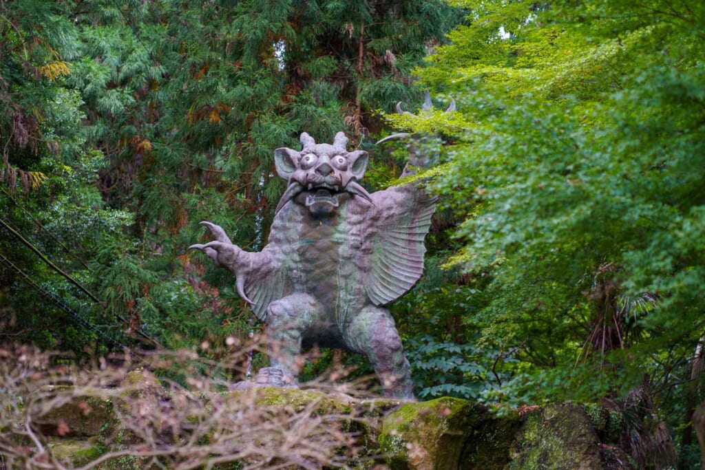la statue d'une créature mystique le long du pèlerinage de Shikoku