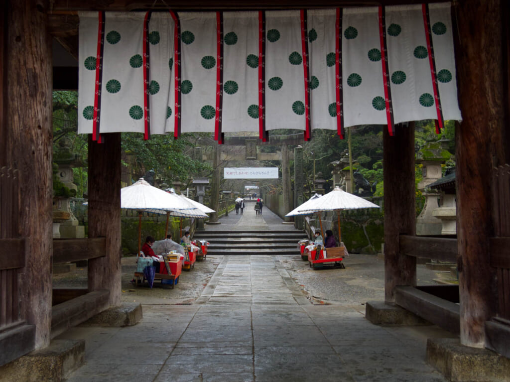 chemin pavé d'un sanctuaire japonais dans les montagnes de Shikoku
