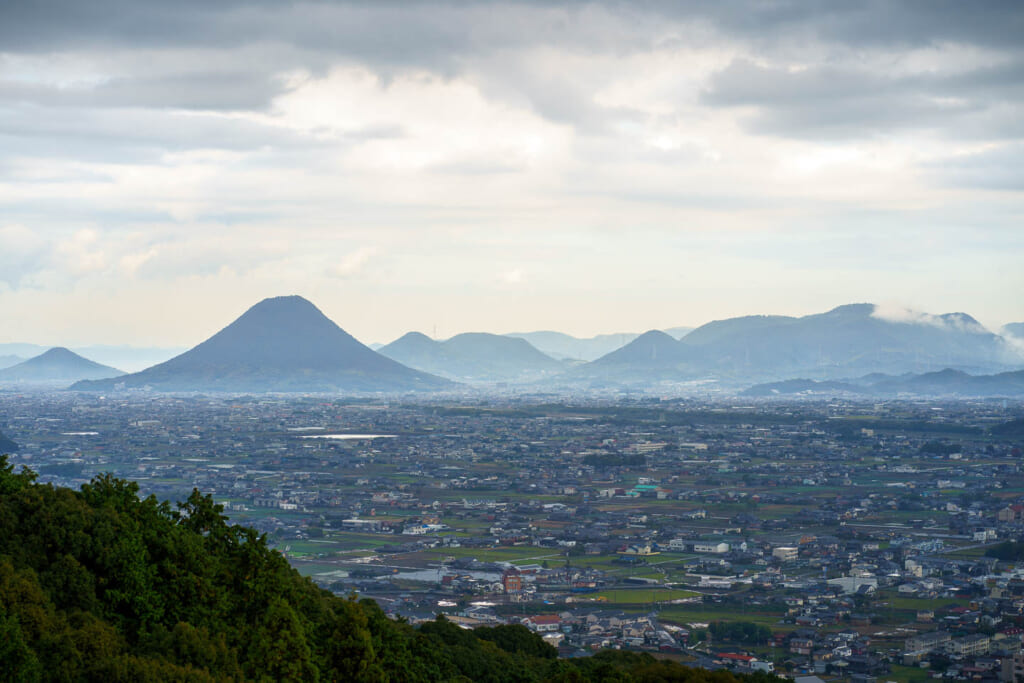 Vue sur une valée japonaise avec un volcan à l'horizon