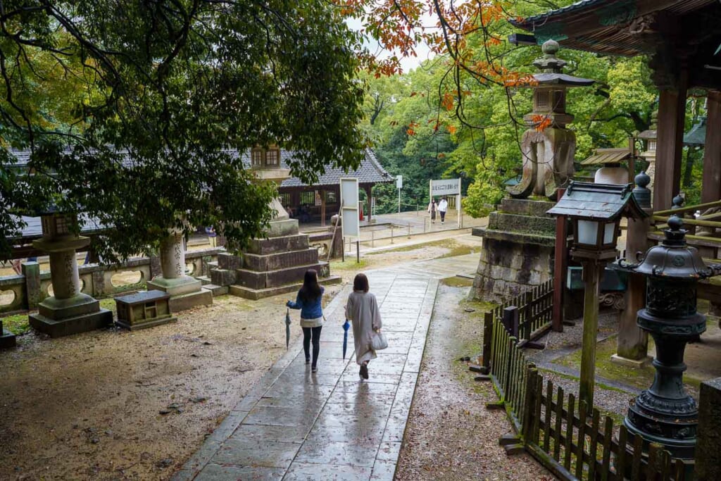 Des visiteurs dans l'enceinte d'un sanctuaire japonais de la préfecture de Kagawa