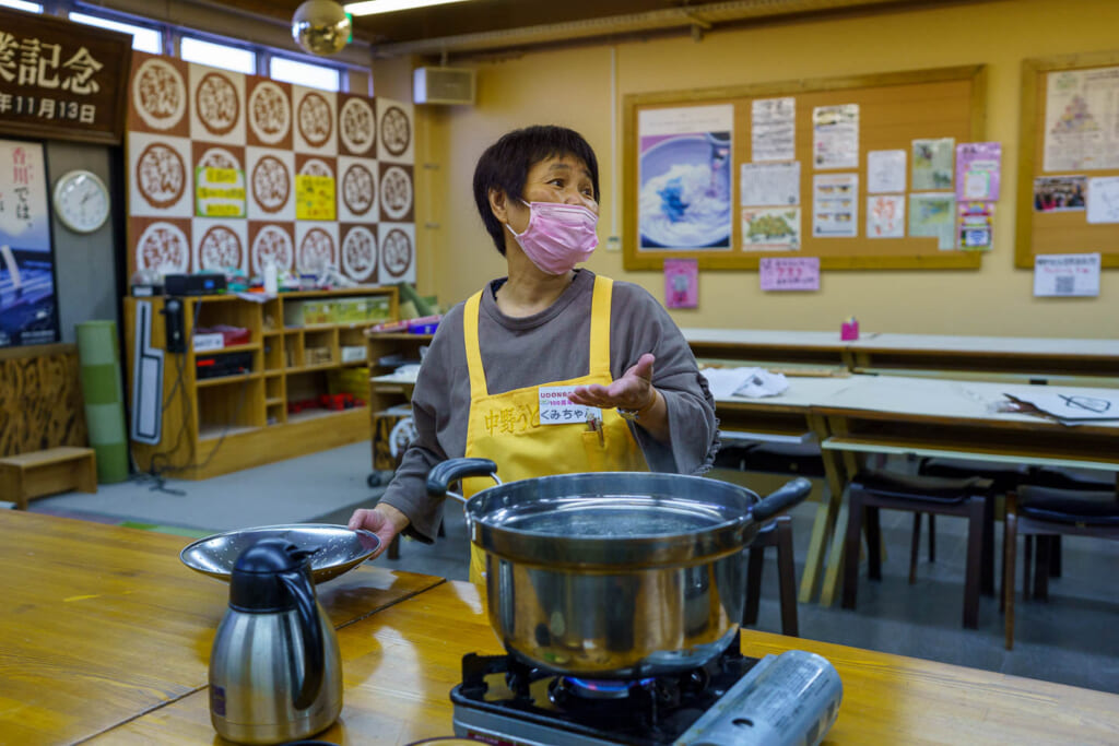 une cuisinière japonaise enseigne la préparation des nouilles udon