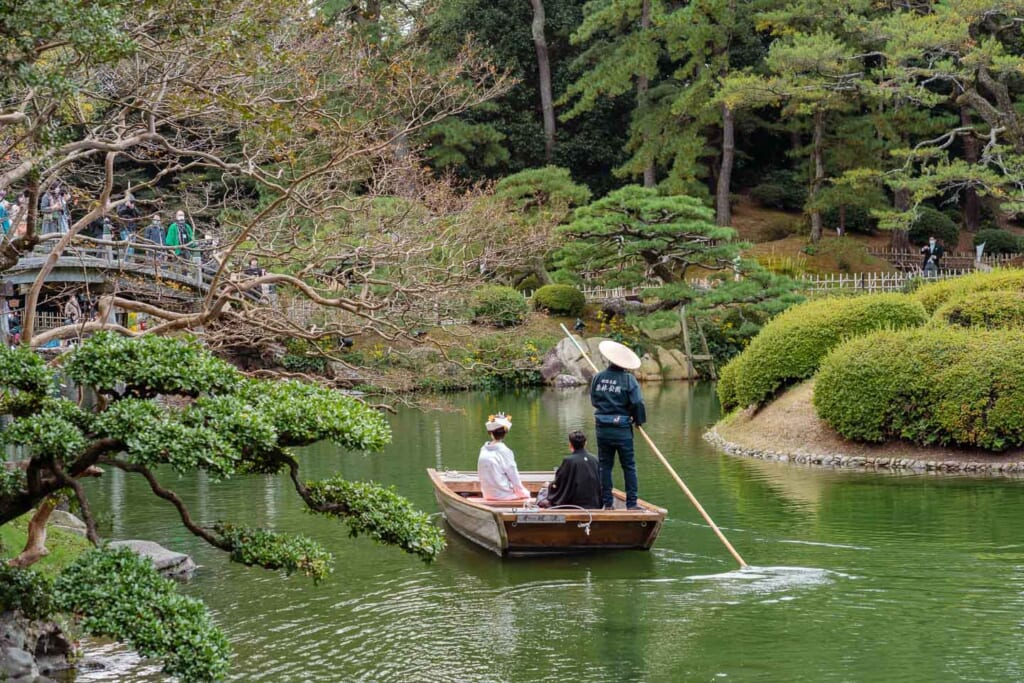 Un couple navigue sur une barque dans un jardin japonais