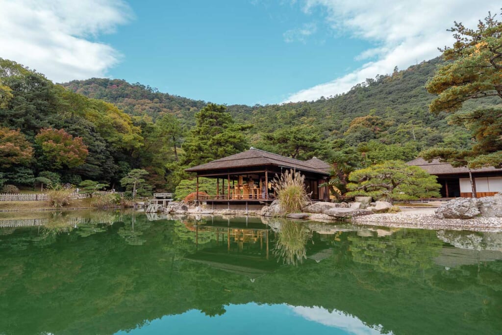 maison de thé dans le jardin de Ritsurin, l'un des plus beaux jardins japonais du Japon