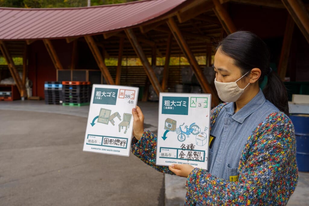 Une bénévole d'un centre de tri japonais explique où vont les déchets