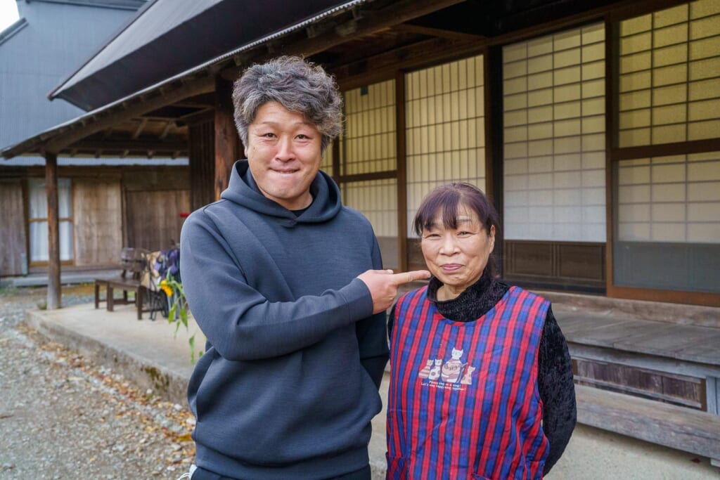 Un couple de japonais propriétaires d'une ferme faisant office de chambres d'hôte.