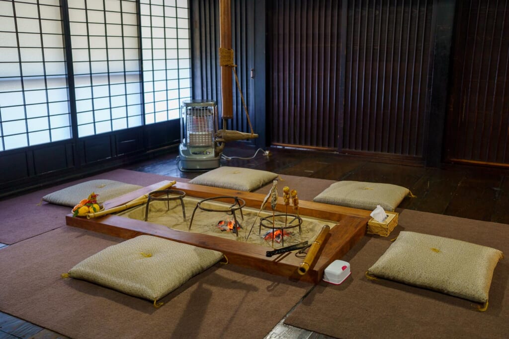 foyer irori à l'intérieur d'une maison traditionnelle japonaise