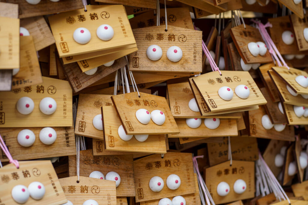 Plaques en bois ornées de seins à Koyasan