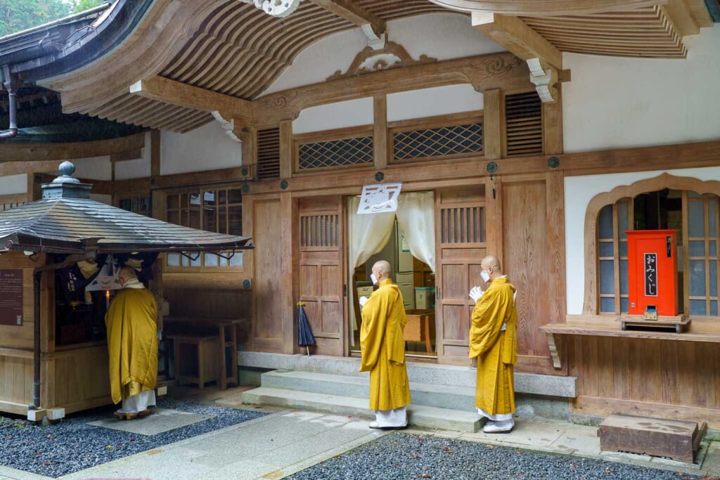 Des moines bouddhistes japonais à Koyasan