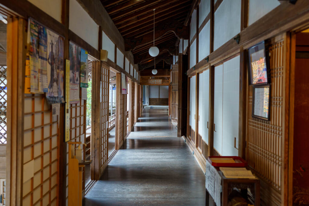 Le couloir d'un temple japonais dans lequel il est possible de séjourner