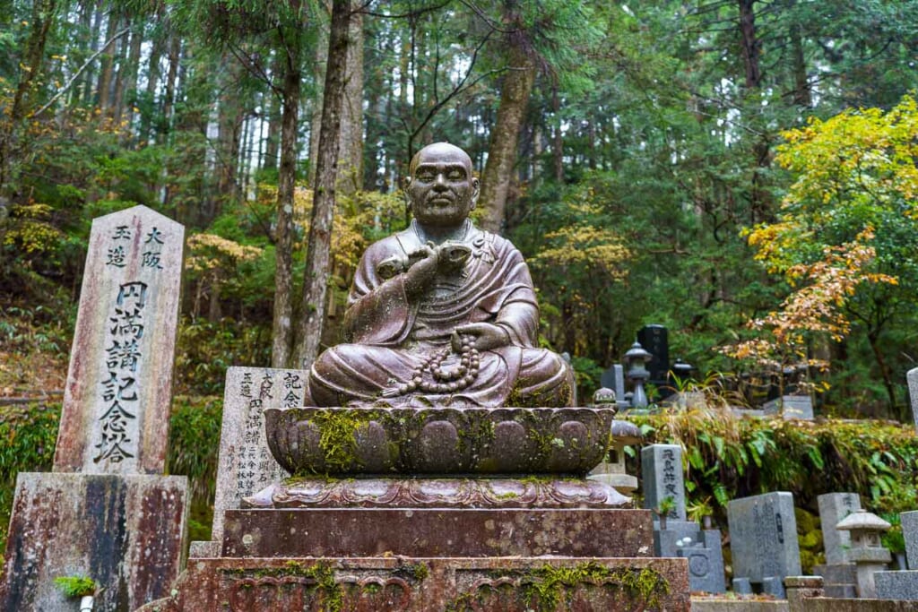Statue bouddhiste dans un cimetière japonais à Koyasan