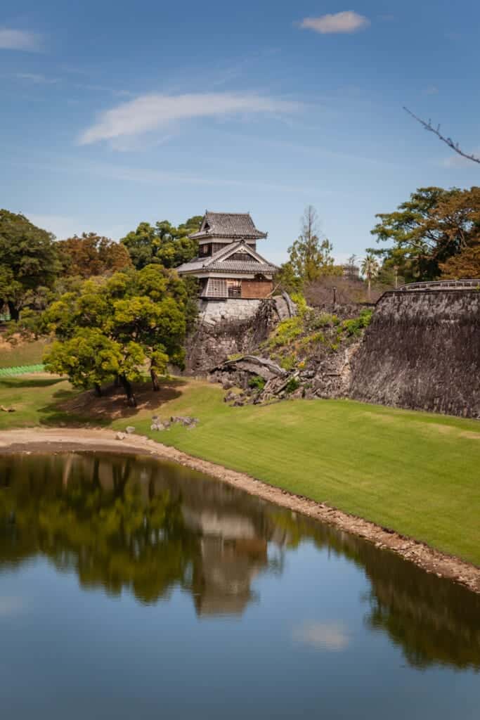 Murs d'un château japonais détruits après un tremblement de terre