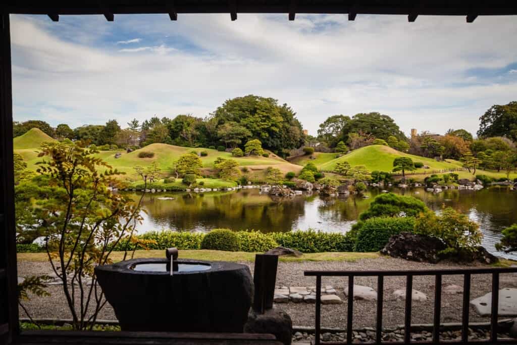 Vue d'ensemble d'un jardin japonais à Kumamoto