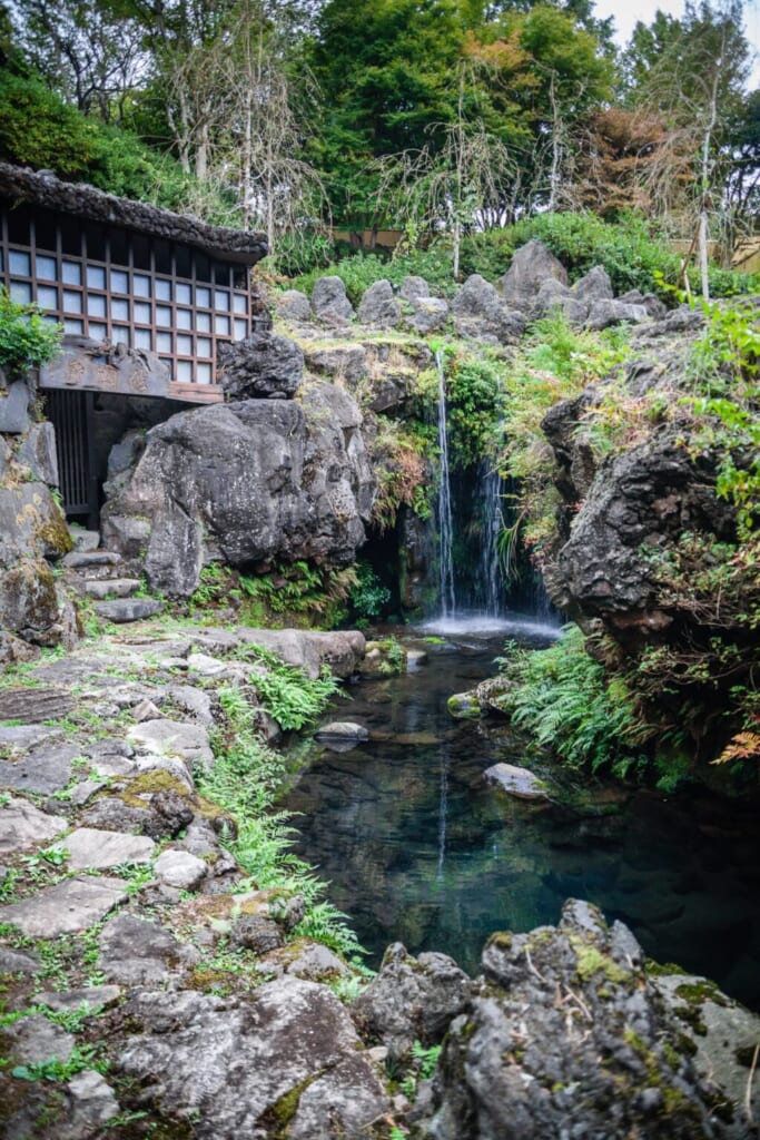Une cascade d'un jardin japonais au Meihodo