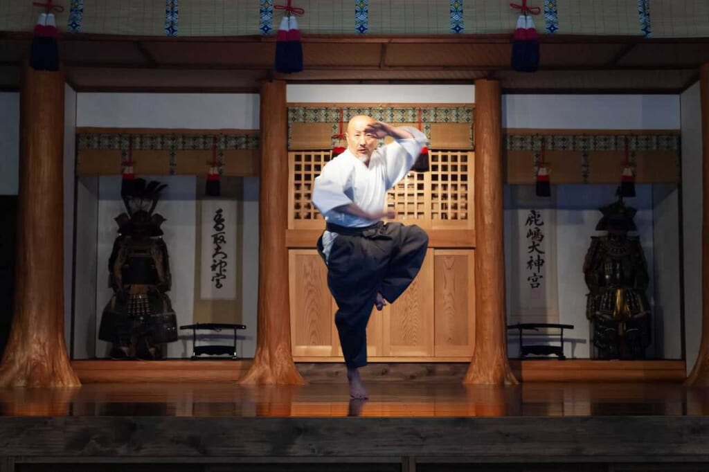 Un homme dans une posture de samouraï à Kumamoto, au Japon
