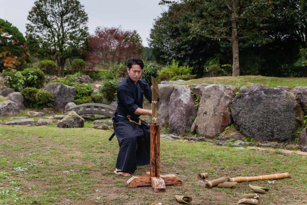 Démonstration d'une lame katana utilisée par les samouraïs au Meihodo, au Japon