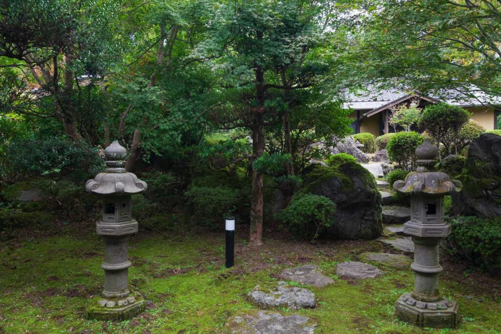 Lanternes de pierres dans un jardin japonais
