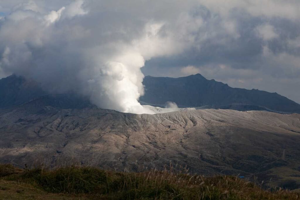 éruption volcanique au Japon : panache de fumée au-dessus du cratère de Kanadake dans le parc national d'Aso-Juku