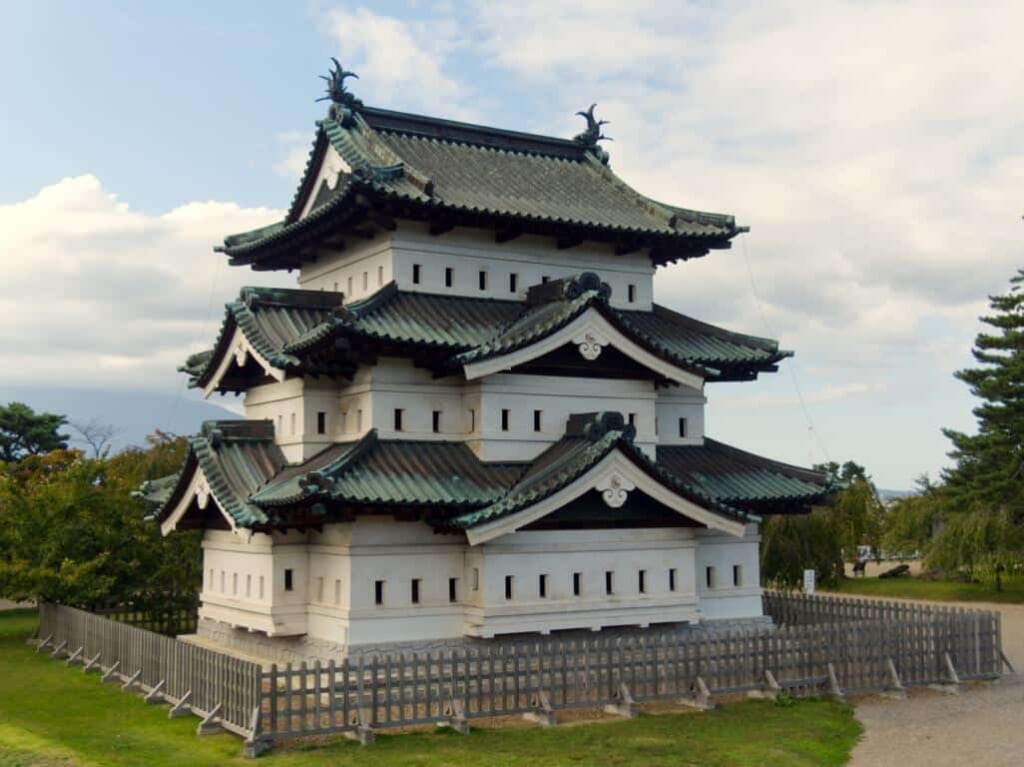 La tour principale du château d'Hirosaki au Japon