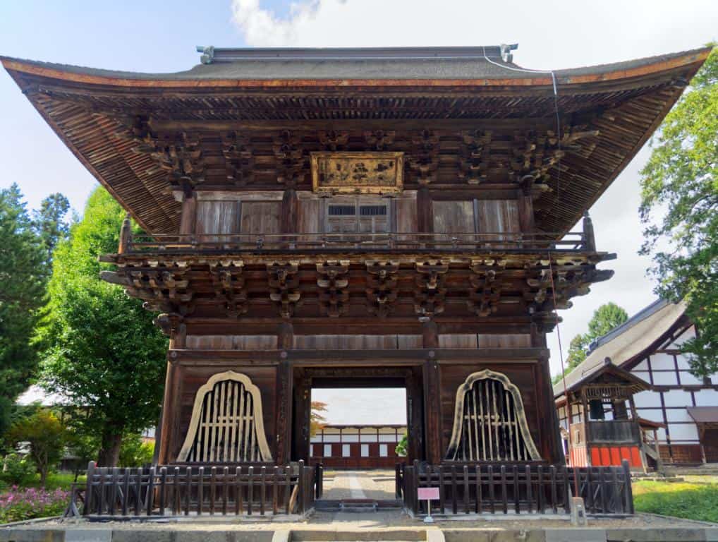 Porte sanmon traditionnelle à l'entrée du temple japonais de Choshoji à Hirosaki